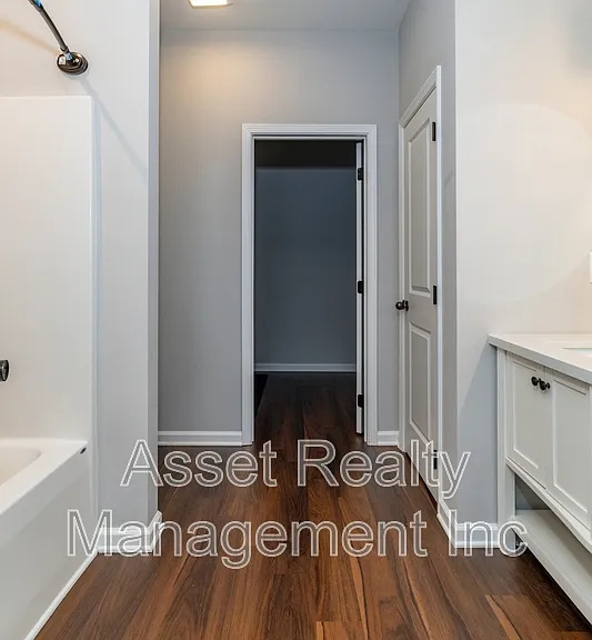 619 Midlake Dr NE — Photo 11