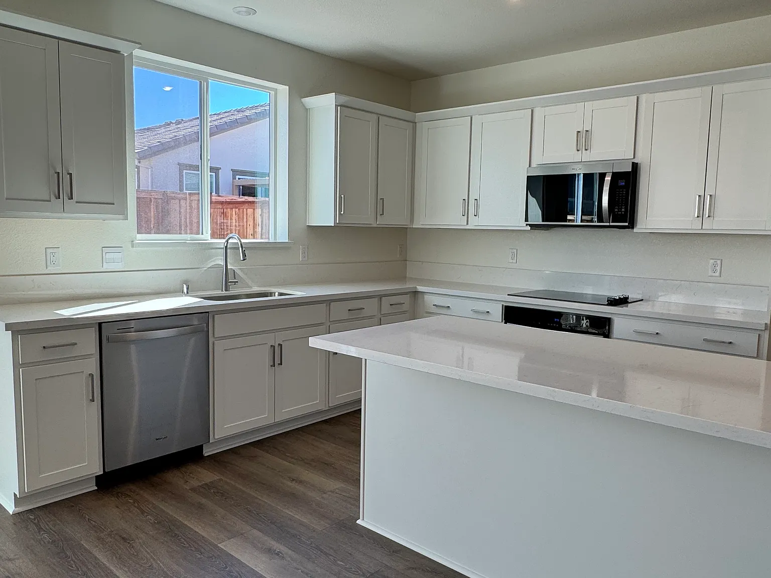 5 bed, 2312 sqft, $4,250 — Photo 4