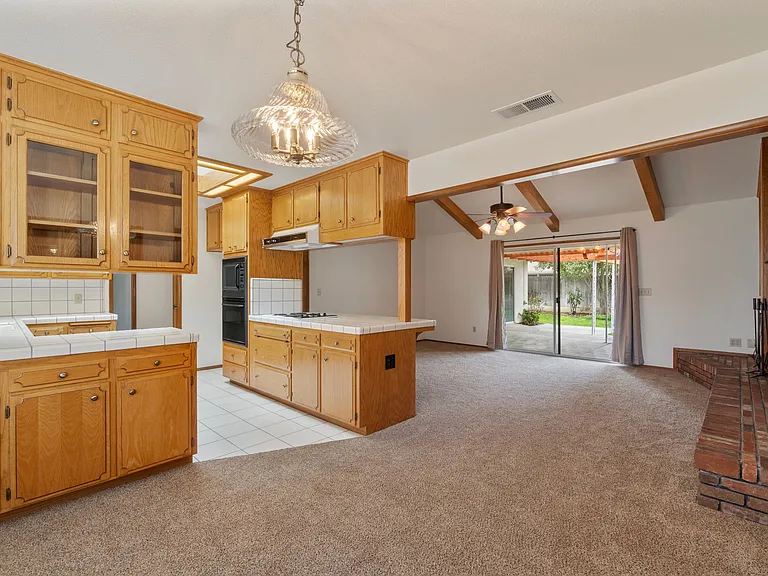 6469 N San Pedro Ave — Photo 12