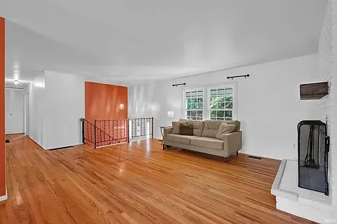 5 bed, 2330 sqft, $3,250 — Photo 4