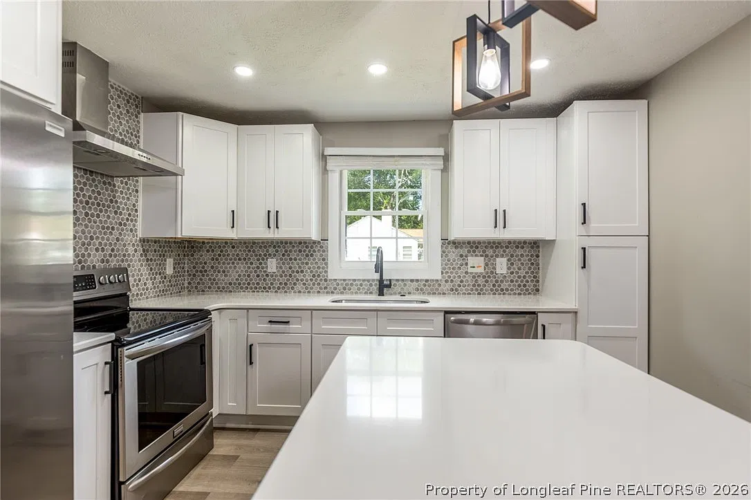 3 bed, 2.0 bath, 1295 sqft, $1,700 — Photo 3