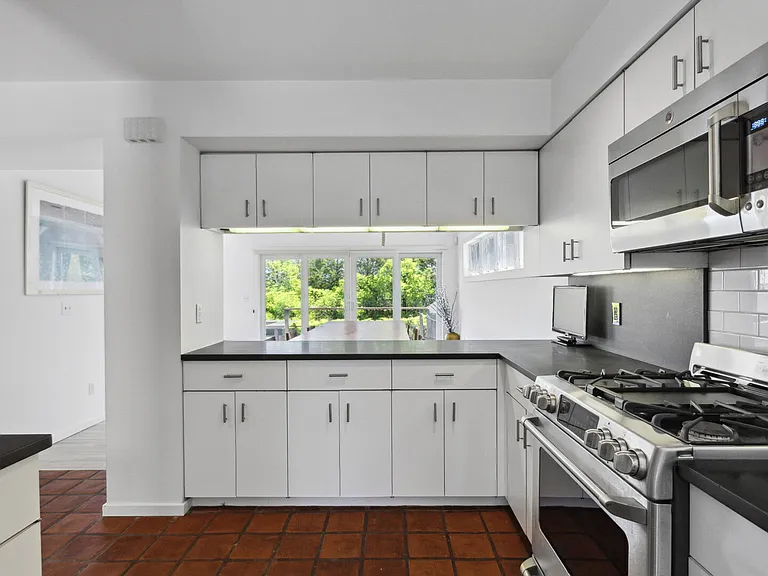 726 Flying Point Rd — Photo 14