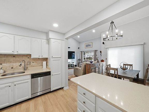 5th image of 55 Hawthorne Cir Unit 55