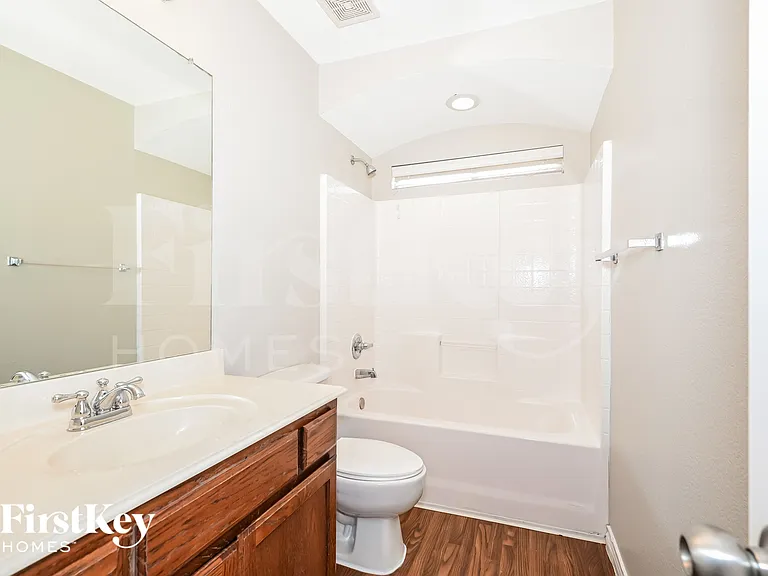 1309 Honeywood Ln — Photo 13