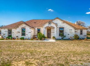104 S Abrego Xing, Floresville, TX 78114