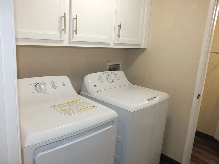 Cameron Park Townhouse apartments at La Crescenta Gardens — Photo 8