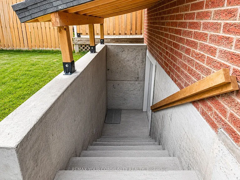 47 McVeigh Dr #LOWER — Photo 2