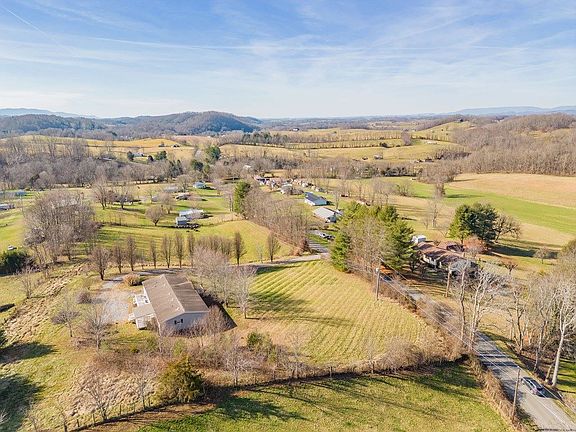 3rd image of 892 Country Ln
