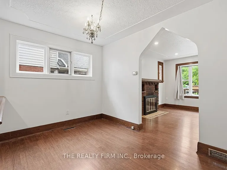 97 Springbank Dr — Photo 16