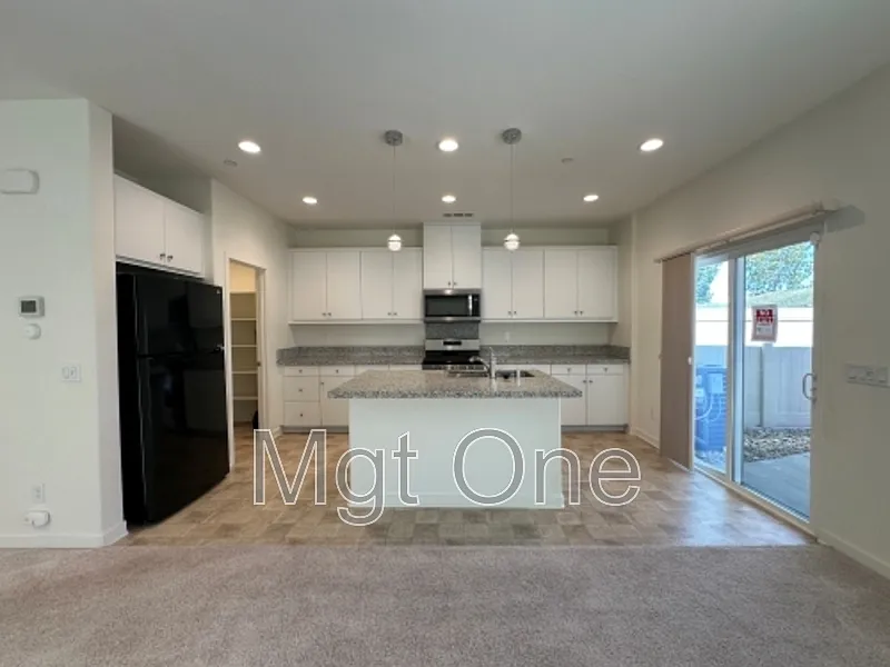 4 bed, 2.5 bath, 1818 sqft, $3,195 — Photo 2