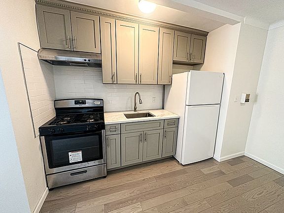4th image of 14407 Sanford Ave #6L