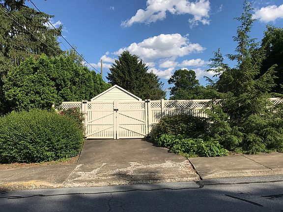Lower gate to backyard