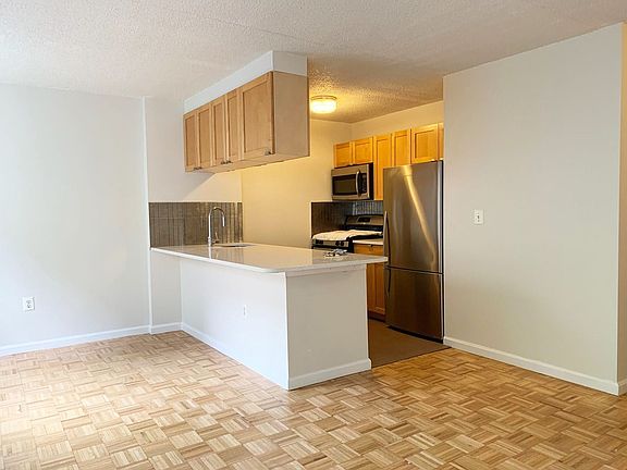 4th image of 225 E 6th St APT 5F