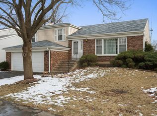 549 Iroquois Trl, Carol Stream, IL 60188