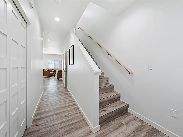 638 G St NE — Photo 32