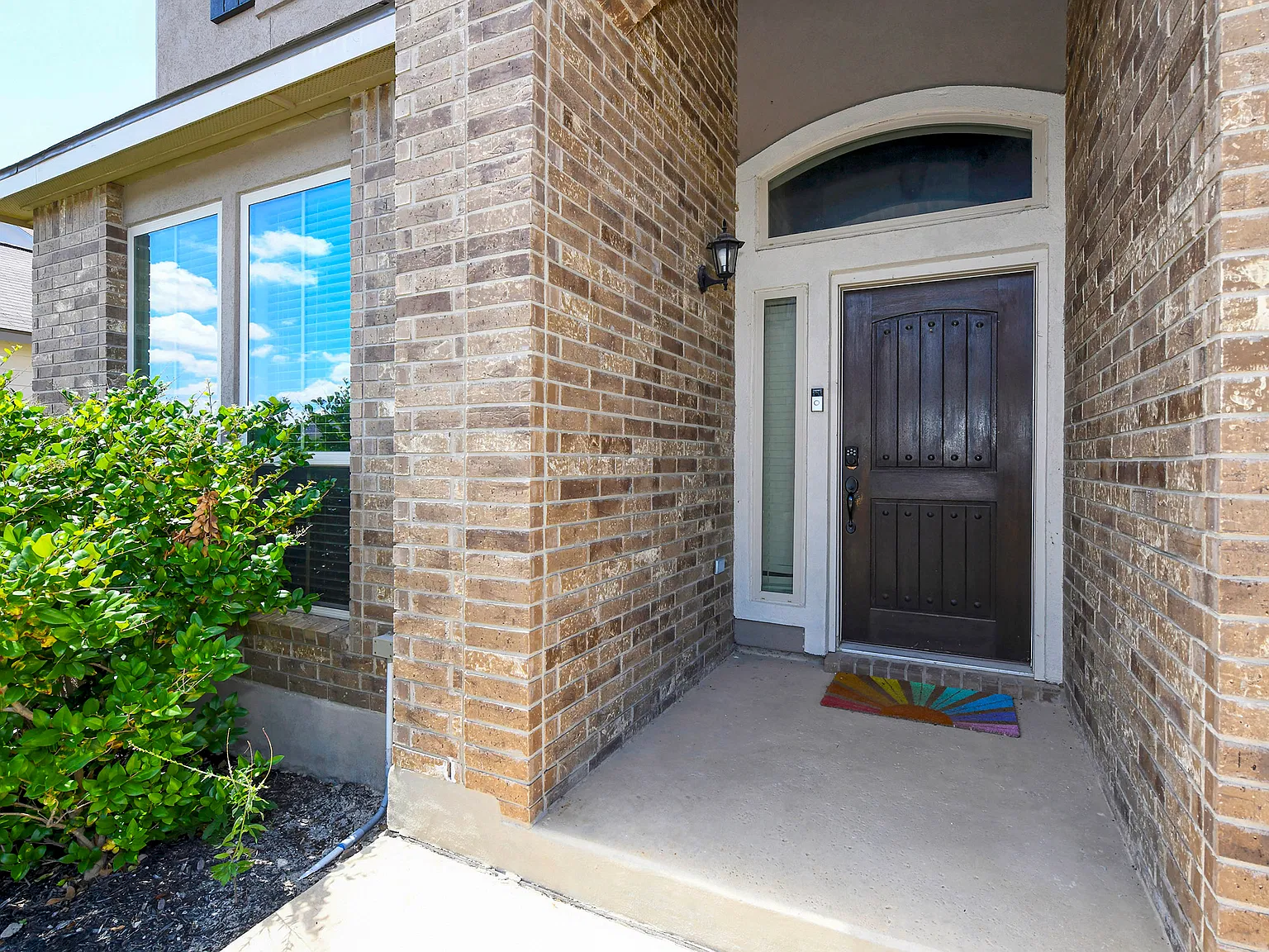 5 bed, 3.5 bath, 2487 sqft, $2,395 — Photo 2
