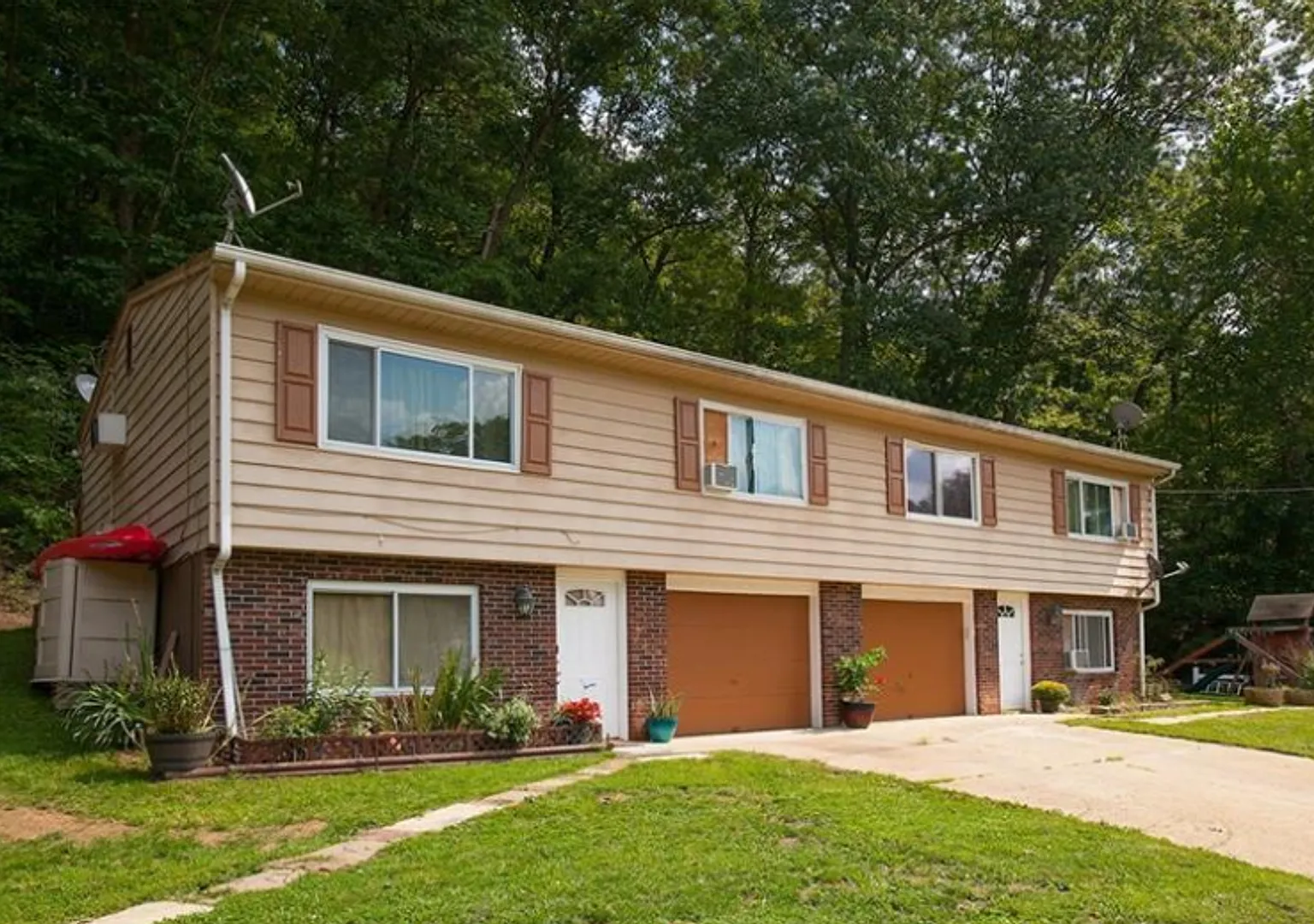 Sewickley - 2 Bedroom & 1 Bath - Pet Friendly! — Photo 1