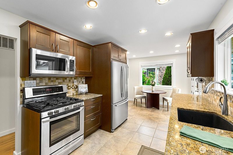 5th image of 16026 16th Avenue SW