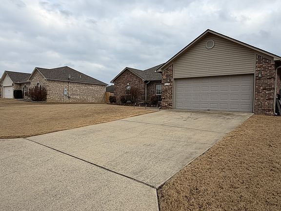 3rd image of 2418 Canterbury Ln