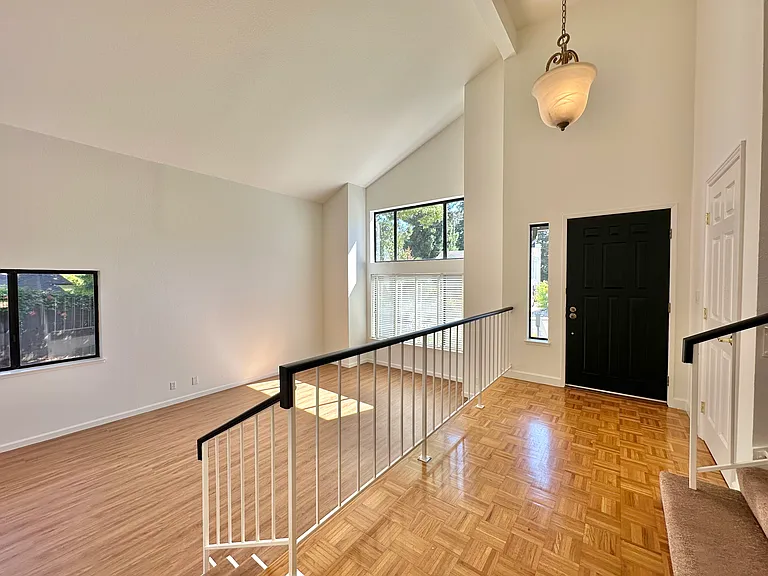 768 Rose Dr — Photo 4