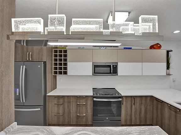 4th image of 1301 N Riverside Dr APT 11