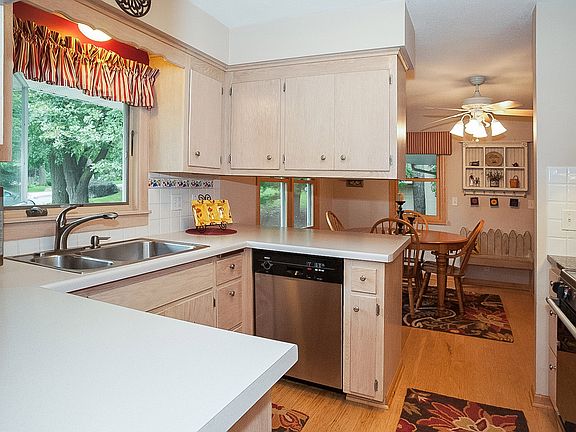 4th image of 400 Woodland Dr
