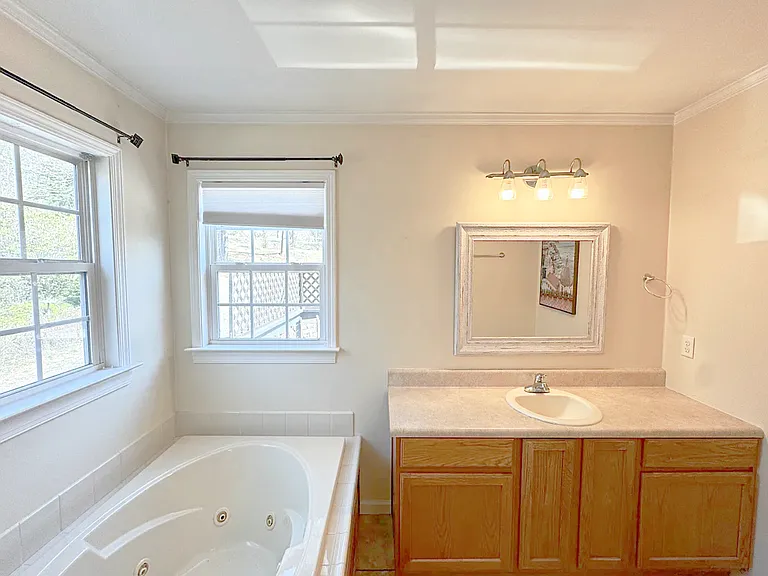 Downstairs Master Bath w/Garden Tub
10 X 10 Foot