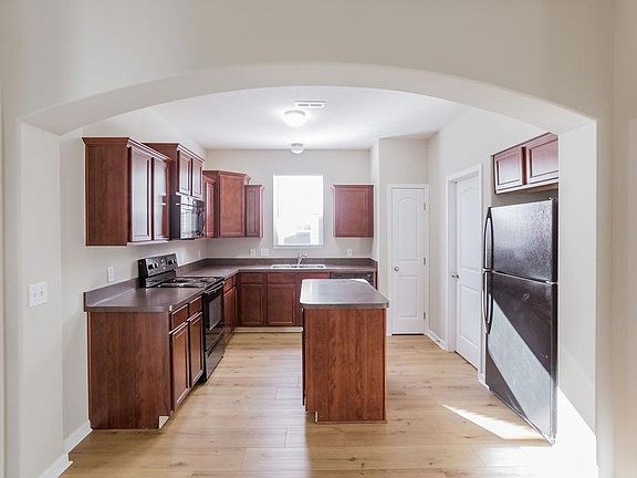 5th image of 121 Holly Hock Ln