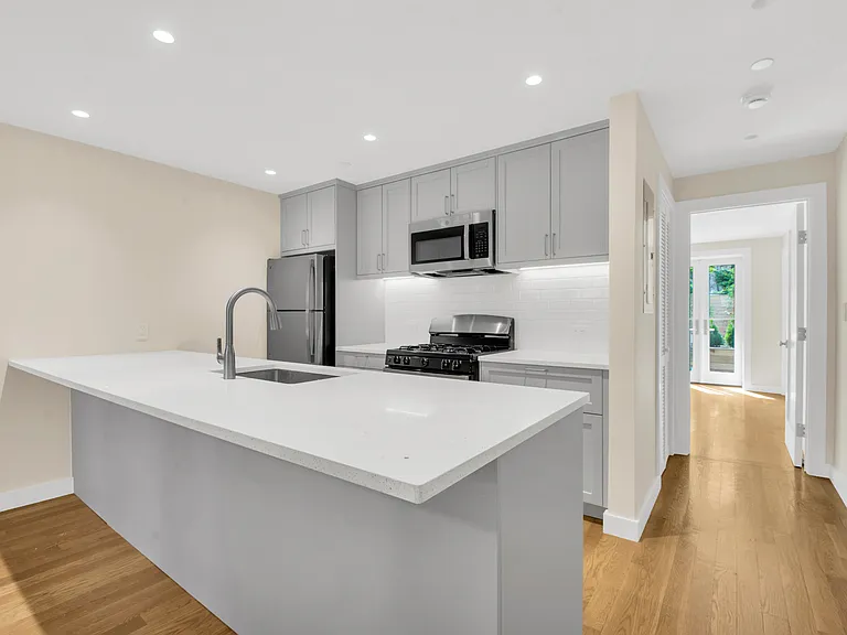 466 Henry St #1 — Photo 4