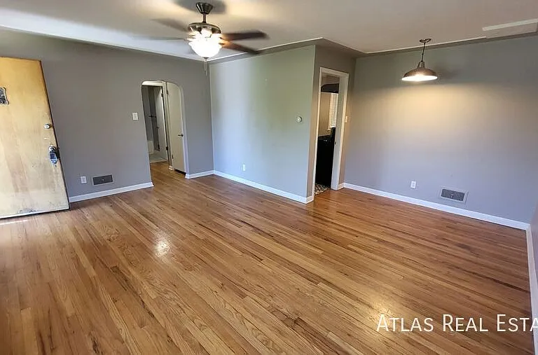 2703 S Hooker St — Photo 1
