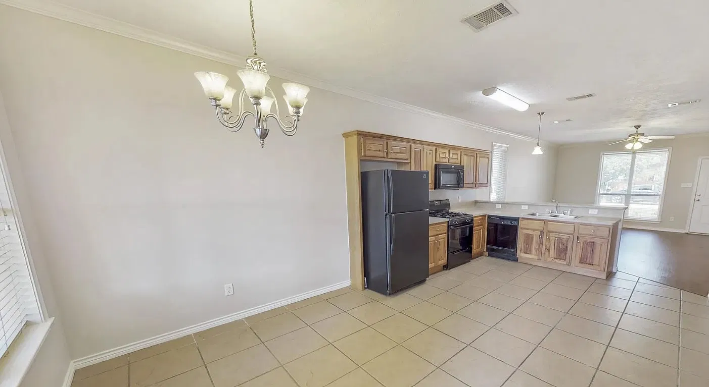 3 bed, 1300 sqft, $2,050 — Photo 3