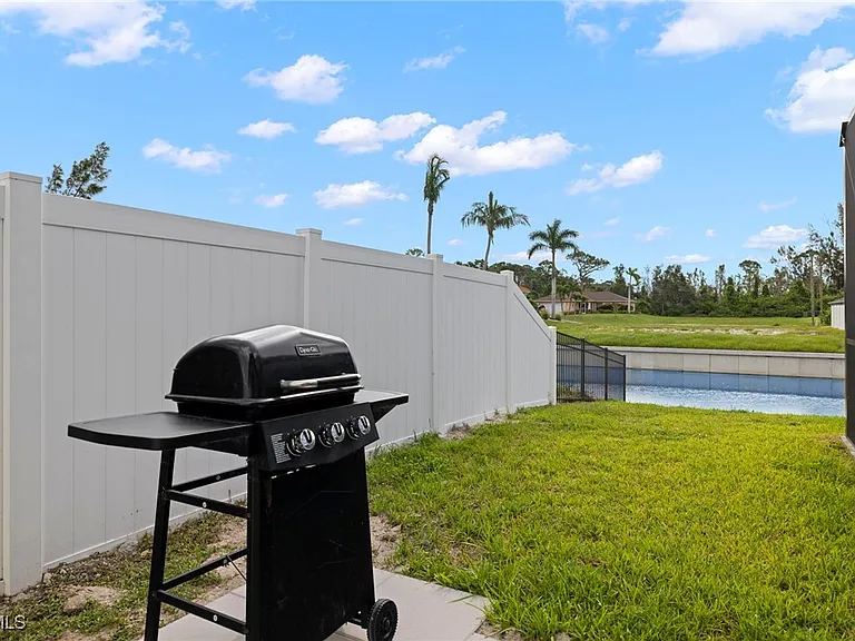 1137 SW 18th Ct — Photo 25