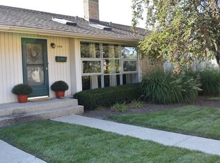 920 N Milwaukee Ave APT B, Libertyville, IL 60048