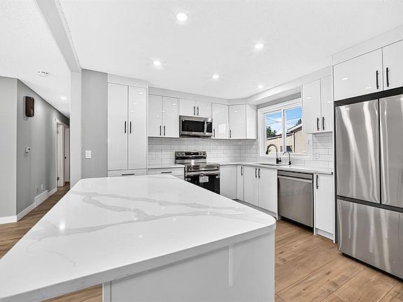 5th image of 208 W Penbrooke Way SE