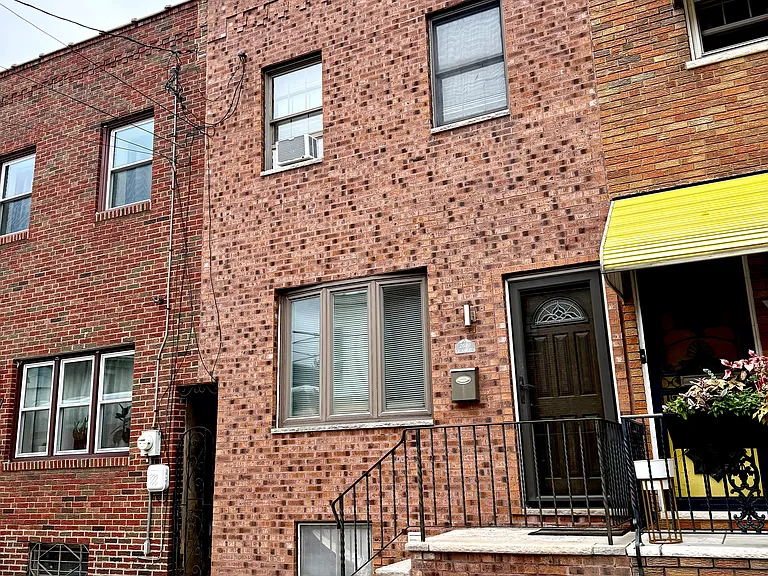 2639 E Ann St — Photo 1