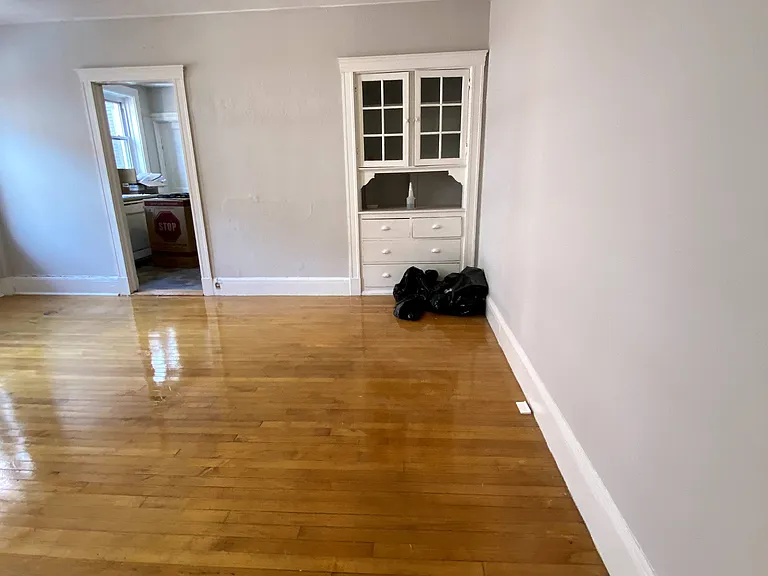 140 Davis Ave — Photo 6