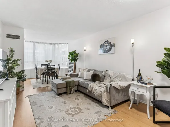 717 Bay St #403, Toronto, ON M5G 2J9