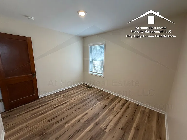 703 W 7th St — Photo 27