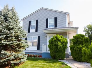 5 Falcon Ln, Meriden, CT 06451