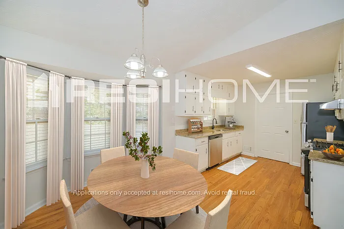 271 Meadowbrook Dr — Photo 3