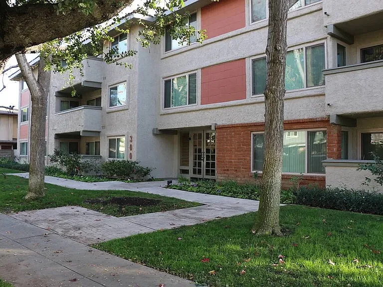 300 E Live Oak St #2J — Photo 3