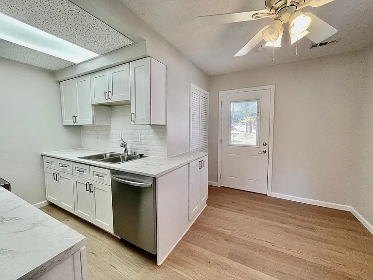 642 Lindemann Dr — Photo 2