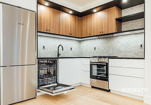 3rd image of 546 19th St #3F