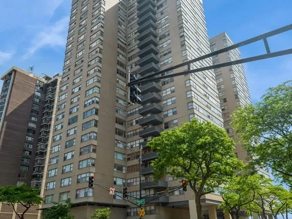 6301 N Sheridan Rd, Chicago, IL