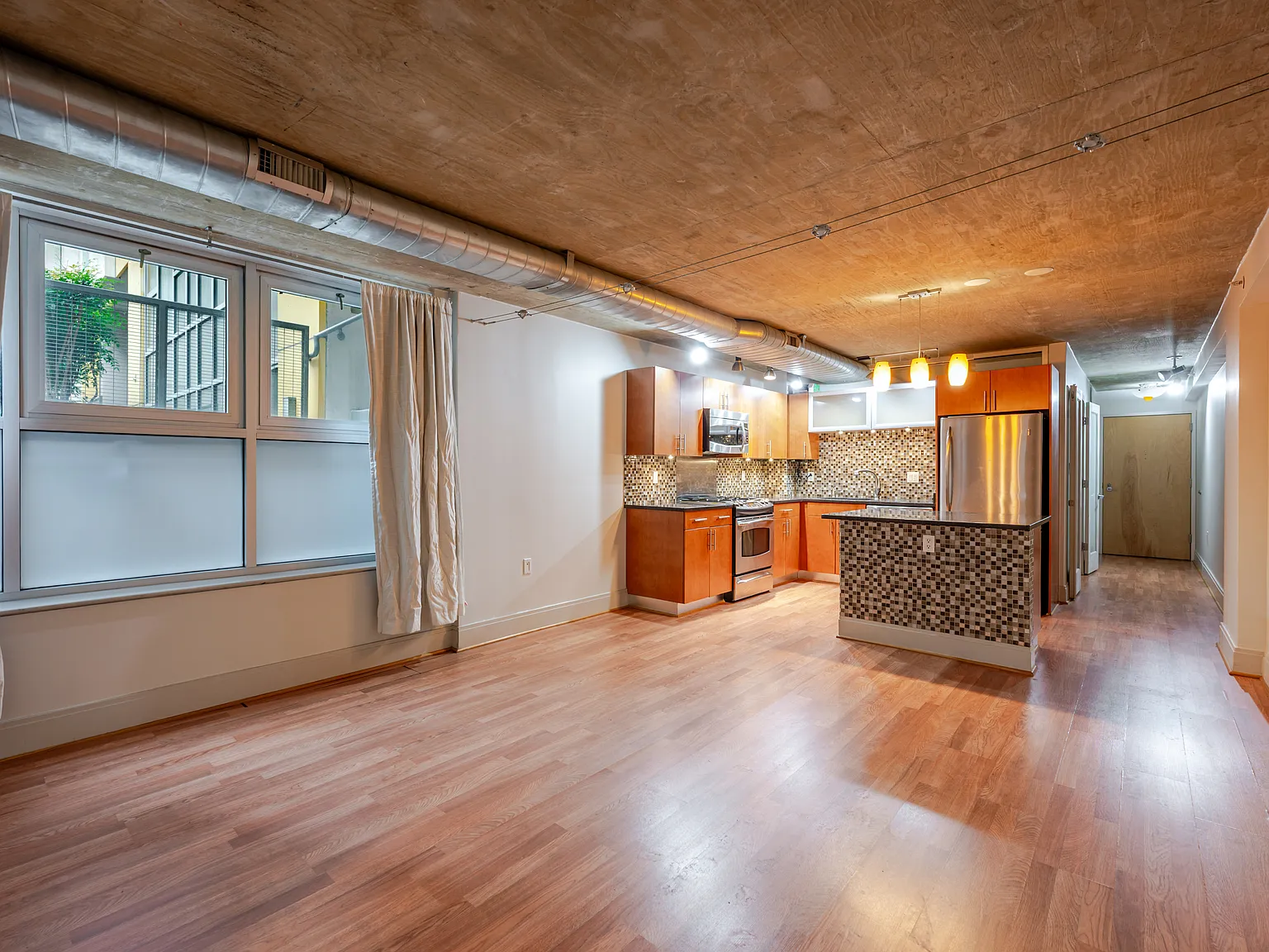2 bed, 1.5 bath, 884 sqft, $2,395 — Photo 1