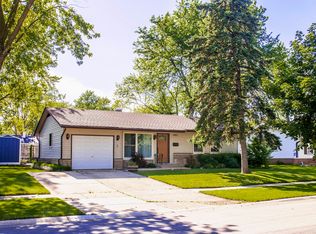 1082 Carswell Ave, Elk Grove Village, IL 60007