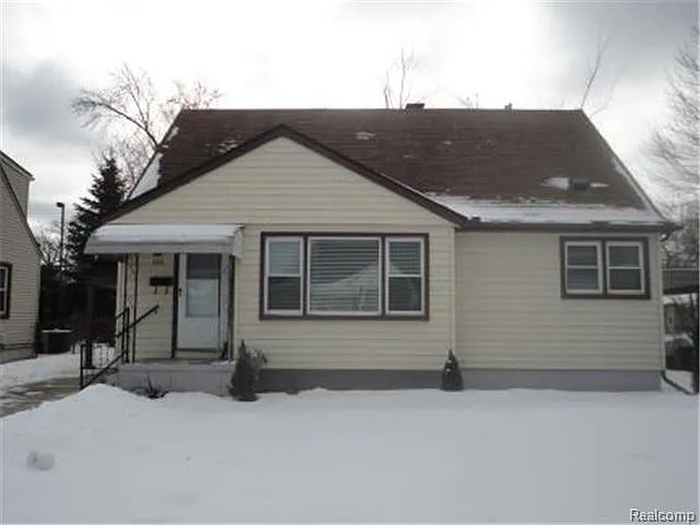 233 Adams Ct photo 1
