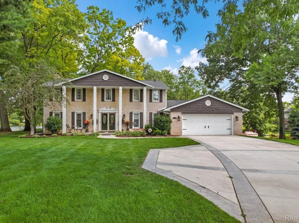 9521 Steep Hollow Dr, White Lake, MI 48386