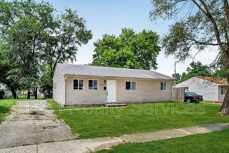 3 bed, 1.0 bath, 912 sqft, $1,375 — Photo 3