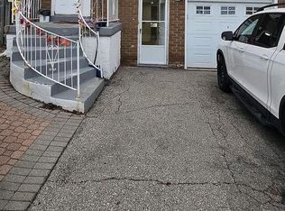 382 Pinemeadow Ave, Mississauga, ON L5B 2J9